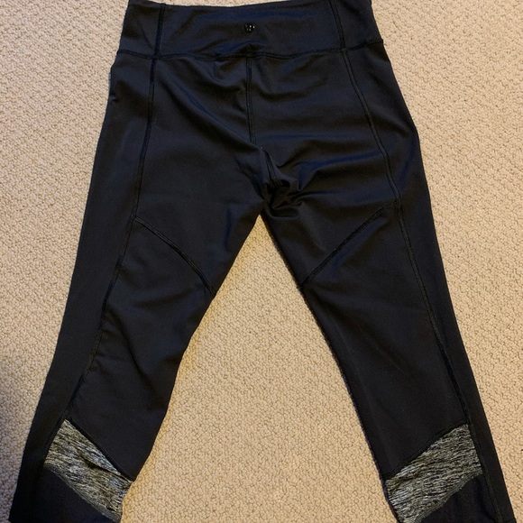 Lululemon crops with mesh size 6 - Picture 2 of 3